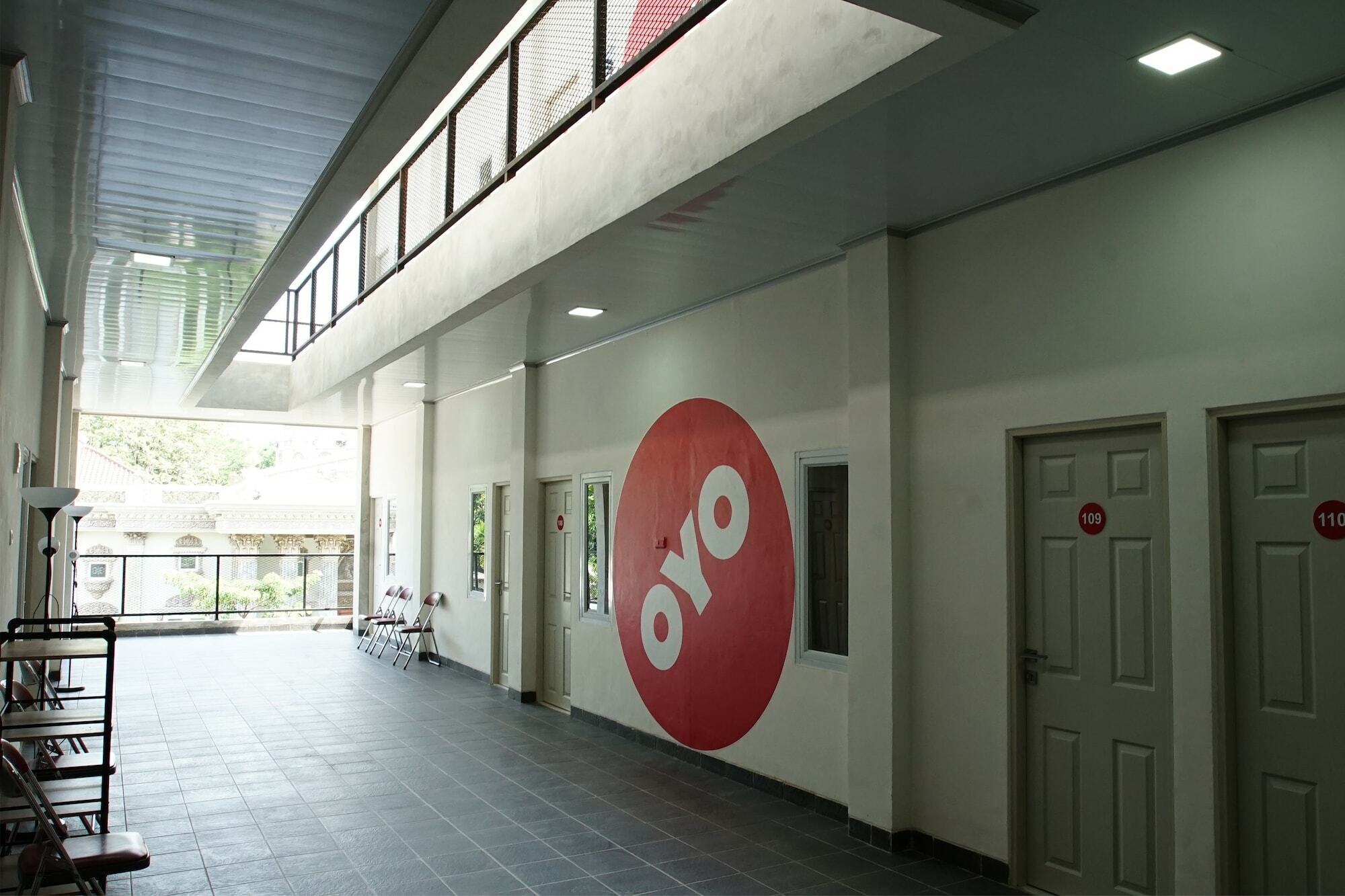 Oyo 183 The Pipe House Hotell Palembang Exteriör bild